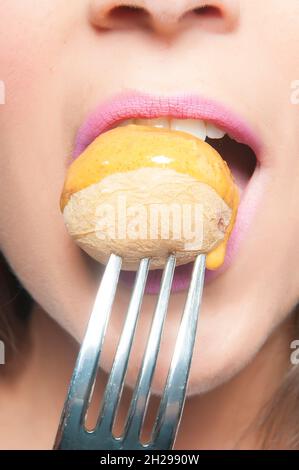 la bouche de la femme mangeant avec une fourchette Banque D'Images