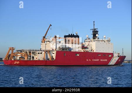 Le Cutter Healy de la Garde côtière (WAWG 20) est arrivé à Baltimore pour un appel au port après son récent passage du passage du Nord-Ouest de l'Arctique, mercredi matin.Healy est l’un des brise-glaces de la Garde côtière à capacité polaire et fonctionne comme un navire multimission pour protéger les intérêts américains dans la région arctique.(É.-U.Photo de Cost Guard par Petty Officer 3e classe Breanna Cenceno/publié) Banque D'Images