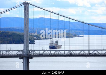 La vue du pont Mid-Hudson au-dessus de la rivière Hudson avec un cargo en arrière-plan.Poughkeepsie.New York.USA Banque D'Images