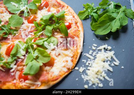 Pizza italienne avec ses ingrédients prêts à manger Banque D'Images