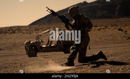 Une Marine royale britannique avec Alpha Company, 40 Commando, Royal Marines, recharge son arme tout en prenant un contact simulé pendant l'exercice Green Dagger au Marine corps Air Ground combat Center, Twentynine Palms, Californie, 10 octobre 2021.Green Dagger a été conçu pour accroître l'interopérabilité mondiale entre les partenaires alliés tout en se préparant à défier la force d'exercice plus importante dans le prochain exercice de combat de la Force opérationnelle aérienne marine 1-22.(É.-U.Photo du corps marin par lance Cpl.Shane T. Beaubien) Banque D'Images