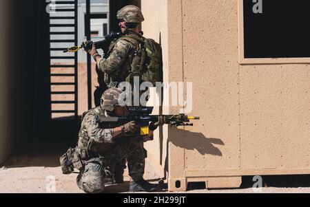 British Royal Marines avec Charlie Company, 40 Commando, Royal Marines, assure la sécurité pendant l'exercice Green Dagger au Marine corps Air Ground combat Center, Twentynine Palms, Californie, le 9 octobre 2021.Green Dagger a été conçu pour accroître l'interopérabilité mondiale entre les partenaires alliés tout en se préparant à défier la force d'exercice plus importante dans le prochain exercice de combat de la Force opérationnelle aérienne marine 1-22.(É.-U.Photo du corps marin par lance Cpl.Shane T. Beaubien) Banque D'Images