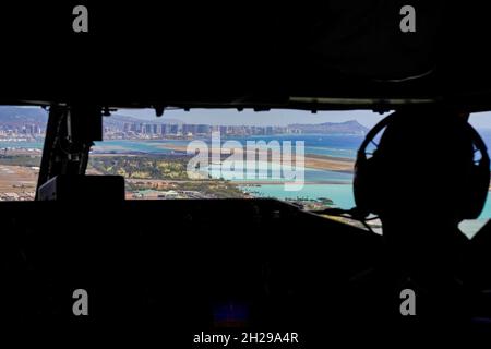 Le lieutenant-colonel Kelly Church, 203d Escadron de ravitaillement en vol, pilote à bord d'un KC-135 Stratotanker lors d'un exercice de ravitaillement à la base conjointe Pearl Harbour-Hickam, le 18 octobre 2021.Le KC-135 Stratotanker fournit un support de ravitaillement aérien par le biais d'une rampe contrôlée par un opérateur stationné à l'arrière du fuselage.(Photo de la Force aérienne des États-Unis par Airman 1er classe Makensie Cooper) Banque D'Images