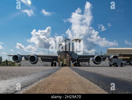 Des aviateurs américains du 909e Escadron de ravitaillement en vol et du 909e unité de maintenance des aéronefs organisent un briefing avant vol devant un stratotanker KC-135 de la U.S. Air Force à la base aérienne de Kadena (Japon), le 22 septembre 2021.Les séances d'information avant le vol sont l'occasion pour l'équipage et les techniciens d'effectuer toute opération d'entretien sur l'aéronef avant une opération de vol.(É.-U.Photo de la Force aérienne par Airman 1ère classe Anna Nolte) Banque D'Images