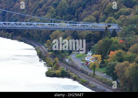 Mi-Hudson Bridge au-dessus de l'Hudson River avec la couleur d'automne dans la ville de Highland.New York.USA Banque D'Images