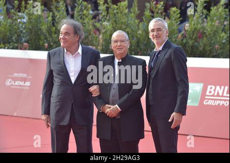 Rome, Italie.20 octobre 2021.Oliver Stone, Carlo Siliotto et Igor Lopatonok assistent au tapis rouge du film 'JFK - Destiny trahi' et 'Qazaq.Histoire de l'Homme d'Or lors du 16ème Festival du film de Rome 2021 le 20 octobre 2021 à Rome, Italie.Photo de Rocco Spaziani/UPI crédit: UPI/Alay Live News Banque D'Images