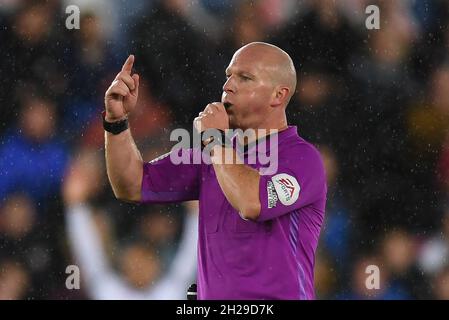 Swansea, Royaume-Uni.20 octobre 2021.Arbitre Simon Hooper pendant le match à Swansea, Royaume-Uni, le 10/20/2021.(Photo par Mike Jones/News Images/Sipa USA) crédit: SIPA USA/Alay Live News Banque D'Images