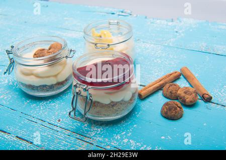 délicieux dessert artisanal au yaourt avec petits gâteaux et fruits Banque D'Images