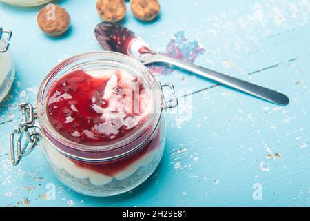 délicieux dessert artisanal au yaourt avec petits gâteaux et fruits Banque D'Images