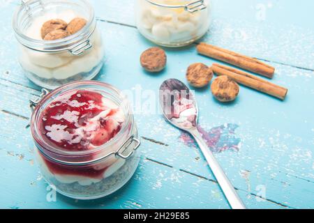 délicieux dessert artisanal au yaourt avec petits gâteaux et fruits Banque D'Images