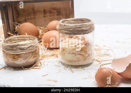 délicieux dessert à la crème au beurre avec gâteau éponge et œufs Banque D'Images