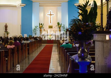 Salvador, Bahia, Brésil - 12 septembre 2014 : présence de fidèles à l'église Nossa Senhora da Assunção à Salvador, Bahia. Banque D'Images