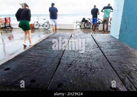 Table en bois placée dans la salle de la colonie des pêcheurs pour traiter le poisson et le vendre.Salvador Bahia Brésil. Banque D'Images