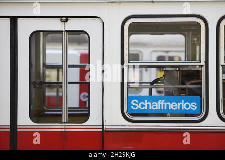 In der ehemaligen Remise Erdberg ist 2014 das neue Verkehrsmuseum der Wiener Linien entstanden.Es zeigt historische und moderne Fahrzeuge und bietet Banque D'Images