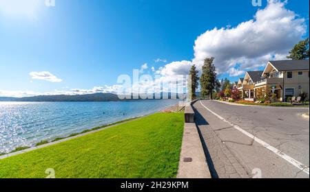 Maisons de luxe avec vue sur l'eau et le front de mer le long des rives du lac, près de la plage de la ville et du parc dans la station de montagne de coeur d'Alene, Idaho, Etats-Unis Banque D'Images