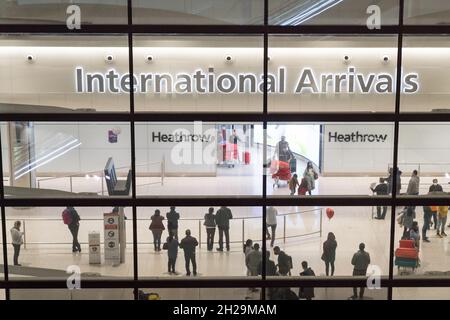 Les passagers aériens arrivent à l'arrivalmhall de l'aéroport international de Heathrow, Londres, Angleterre, Royaume-Uni Banque D'Images