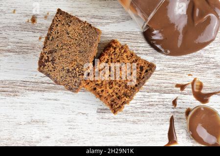 Gros plan de morceaux de gâteau au chocolat avec de la crème au chocolat.Vue de dessus. Banque D'Images