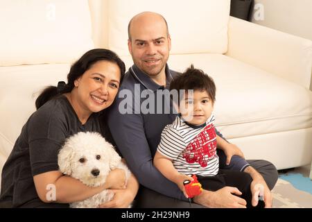 Portrait de famille enfant de 2 ans avec ses parents et chien de compagnie Banque D'Images