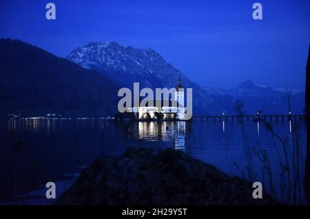 Seeschloss Ort am Traunsee zur blauen Stunde, Österreich, Europa - Château du lac Ort sur Traunsee à l'heure bleue, Autriche, Europe Banque D'Images