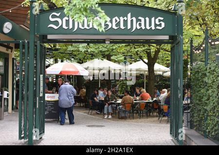 DAS Schweizerhaus im Vergnügungspark 'Prater' à Wien, Österreich, Europa - le „Schweizerhaus“ dans le grand parc d'attractions 'Prater' à Vienne, Autriche, Banque D'Images