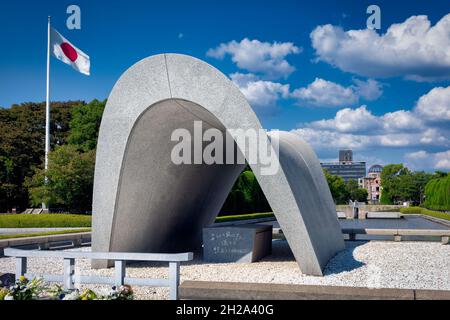 Le mémorial des victimes d'Hiroshima Cenotaph avec sa chambre en pierre contenant les noms de plus de 300,000 victimes de l'explosion de la bombe atomique au Mémo de la paix Banque D'Images