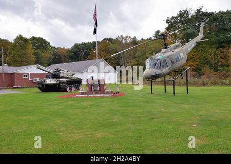 Stoystown, Pennsylvanie, États-Unis.Hélicoptère Bell UH-1 Iroquois, également connu sous le nom d'hélicoptère Huey exposé à l'extérieur d'un poste de la Légion américaine. Banque D'Images