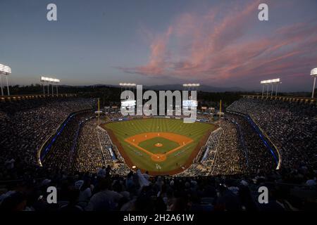 Los Angeles, Californie, États-Unis.20 octobre 2021.Une photo panoramique du Dodger Stadium pendant le match 4 de la NLCS entre Los Angeles Dodgers contre les Atlanta Braves aujourd'hui mercredi 20 octobre 2021.Armando Arorizo (Credit image: © Armando Arorizo/Prensa Internacional via ZUMA Press Wire) Banque D'Images