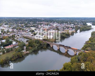 FREDERICKSBURG, ÉTATS-UNIS - 11 octobre 2021 : une photo aérienne du centre-ville de Fredericksburg, en Virginie, avec un train passant au-dessus du Rappahannock via le F Banque D'Images