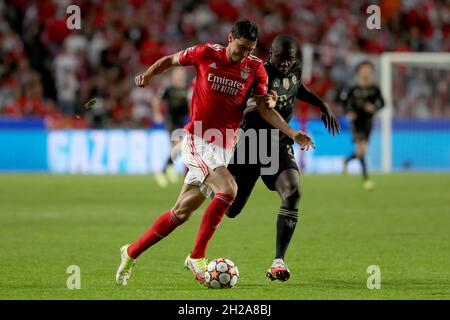 Lisbonne.20 octobre 2021.Roman Yaremchuk (L) de SL Benfica vies avec Dayot Upavecano de Bayern Munich lors du match de football du groupe E de la Ligue des champions de l'UEFA entre SL Benfica et Bayern Munich au stade Luz à Lisbonne, Portugal, le 20 octobre 2021.Crédit: Pedro Fiuza/Xinhua/Alay Live News Banque D'Images