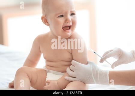 La Seringue Et Le Bebe Qui Pleure Dans Les Bras D Injection Photo Stock Alamy