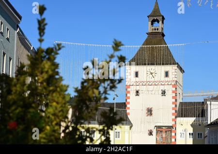 Der Stadtturm auf dem Stadtplatz in Vöcklabruck, Österreich, Europa - la tour de la ville sur la place de Voecklabruck, Autriche, Europe Banque D'Images