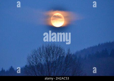 Vollmond über dem Grünberg, Österreich, Europa - pleine lune sur le Grünberg, Autriche, Europe Banque D'Images