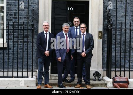 Londres, Angleterre, Royaume-Uni.20 octobre 2021.L'ambassadeur du premier ministre LeagueÂ et l'ambassadeur international de l'Association de football DAVID DEIN (M) sont vus à l'extérieur du 10 Downing Street.Dein est l'ancien co-propriétaire et vice-président du club de football d'Arsenal et ancien vice-président de l'association de football.(Image de crédit : © Tayfun Salci/ZUMA Press Wire) Banque D'Images