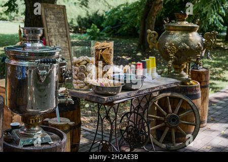 Thé rustique avec samovar, biscuits et confiture dans le parc Banque D'Images