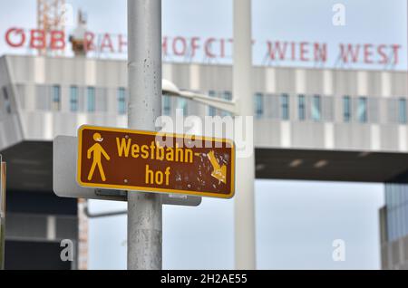 Beschriftung auf dem Westbahnhof à Wien, Österreich, Europa - Lettering on the Westbahnhof à Vienne, Autriche, Europe Banque D'Images