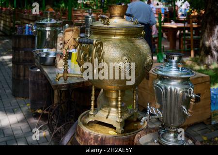 Thé rustique avec samovar, biscuits et confiture dans le parc Banque D'Images