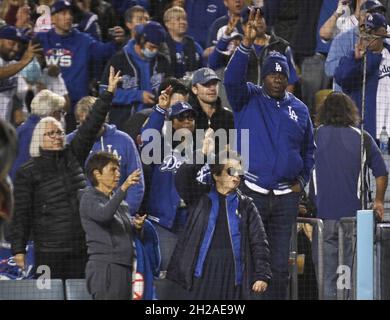 Los Angeles, États-Unis.20 octobre 2021.Les membres des Dodgers de Los Angeles sont propriétaires de Billie Jean King (C) avec son conjoint Ilana Kloss (L), et de Magic Johnson (R) Gesture pendant le sixième repas contre les Braves d'Atlanta dans le jeu quatre de la MLB NLCS au Dodger Stadium le mercredi 20 octobre 2021 à Los Angeles, Californie.Atlanta mène Los Angeles 2-1 dans la série de championnat.Photo de Jim Ruymen/UPI crédit: UPI/Alay Live News Banque D'Images