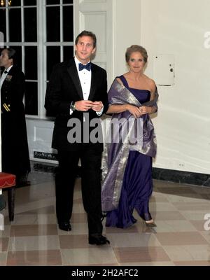 Washington, D.C., le 24 novembre 2009 -- Katie Couric et M. Brooks L. Perlin arrivent pour le dîner d'État en l'honneur du Dr Manmohan Singh, Premier ministre de l'Inde à la Maison Blanche à Washington, D.C., le mardi 24 novembre 2009..Credit: Ron Sachs / CNP/ MediaPunch Banque D'Images