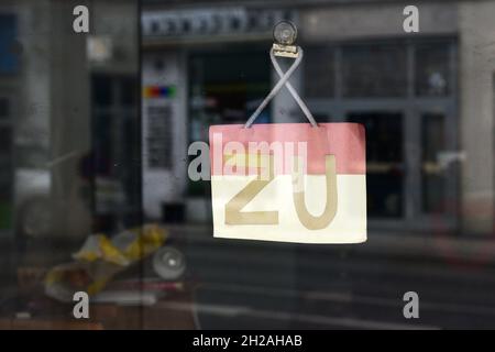 Schild 'zu' bei geschlossenem Geschäft in Wien während der Corona-Krise, Österreich, Europa - panneau 'fermé' lorsque le magasin est fermé à Vienne pendant la durée de l'opération Banque D'Images