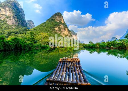 Belles montagnes et eau propre à Guilin, Guangxi, Chine.destination de vacances célèbre. Banque D'Images