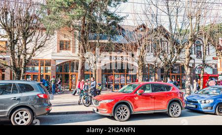 Svetlogorsk, Russie - 18 avril 2021 : touristes avec vélos et passants devant la gare Banque D'Images