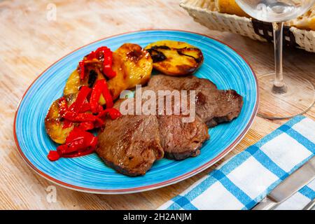 Steak de veau avec pommes de terre grillées et poivre Banque D'Images