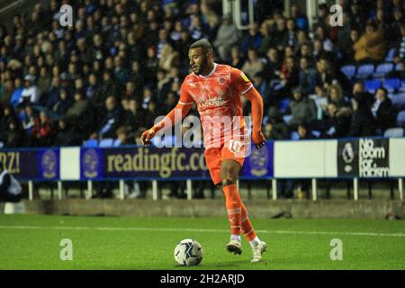 Reading, Royaume-Uni.20 octobre 2021.Keshi Anderson #10 de Blackpool se brise avec le ballon à Reading, Royaume-Uni le 10/20/2021.(Photo de Mark Cosgrove/News Images/Sipa USA) crédit: SIPA USA/Alay Live News Banque D'Images