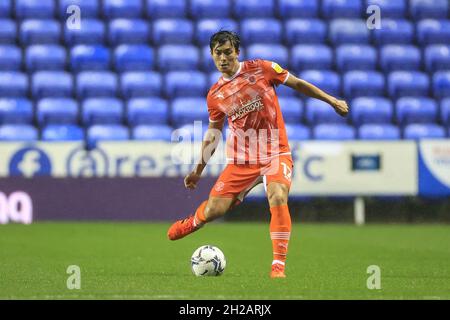 Reading, Royaume-Uni.20 octobre 2021.Kenny Dougall #12 de Blackpool passe la balle à Reading, Royaume-Uni, le 10/20/2021.(Photo de Mark Cosgrove/News Images/Sipa USA) crédit: SIPA USA/Alay Live News Banque D'Images