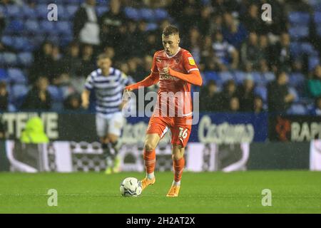 Reading, Royaume-Uni.20 octobre 2021.Sonny Carey #16 de Blackpool se brise avec le ballon à Reading, Royaume-Uni le 10/20/2021.(Photo de Mark Cosgrove/News Images/Sipa USA) crédit: SIPA USA/Alay Live News Banque D'Images