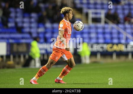 Reading, Royaume-Uni.20 octobre 2021.Jordan Gabriel #4 de Blackpool contrôle le ballon à Reading, Royaume-Uni, le 10/20/2021.(Photo de Mark Cosgrove/News Images/Sipa USA) crédit: SIPA USA/Alay Live News Banque D'Images