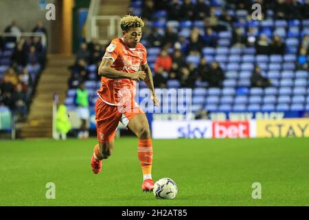 Reading, Royaume-Uni.20 octobre 2021.Jordan Gabriel #4 de Blackpool se brise avec le ballon à Reading, Royaume-Uni le 10/20/2021.(Photo de Mark Cosgrove/News Images/Sipa USA) crédit: SIPA USA/Alay Live News Banque D'Images