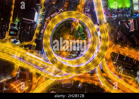 Vue aérienne du pont de Nanpu la nuit à Shanghai, Chine. Banque D'Images