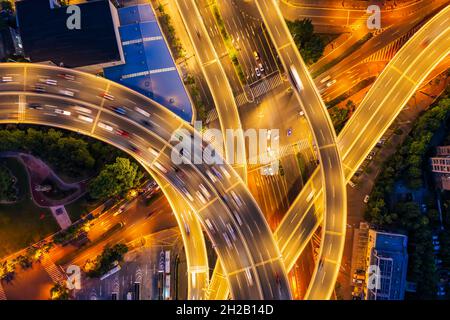 Vue aérienne du pont de Nanpu la nuit à Shanghai, Chine. Banque D'Images