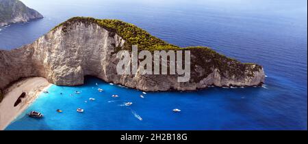 GRÈCE.ÎLES IONIENNES.ÎLE DE ZANTE (ZAKYNTHOS).LA CÉLÈBRE PLAGE NAVAGIO (ÉGALEMENT CONNUE SOUS LE NOM DE SMUGGLER'S COVE) OÙ, EN 1983, UNE CARGAISON GASPILLÉE SUR LE SABLE. Banque D'Images